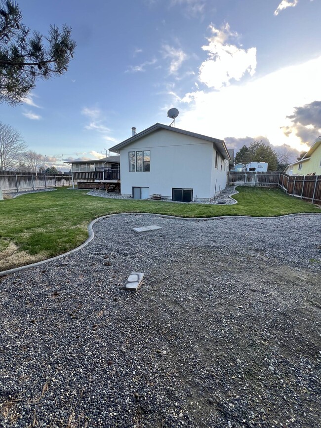 Building Photo - 100 Hills W Way