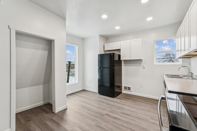 Building Photo - 913 1/2