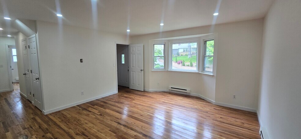 Spacous Livingroom - 153 Vernon Valley Rd