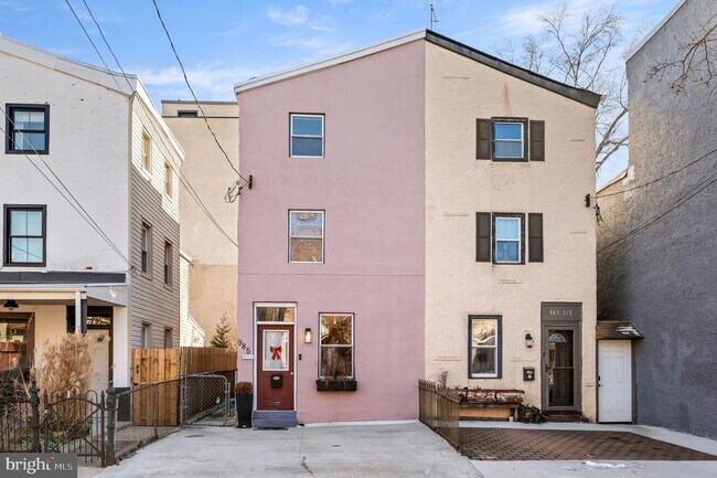 Building Photo - 985 N Randolph St