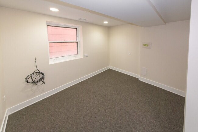 Building Photo - Beautiful 4 Bed 2 Bath home in the heart of Irving Park!