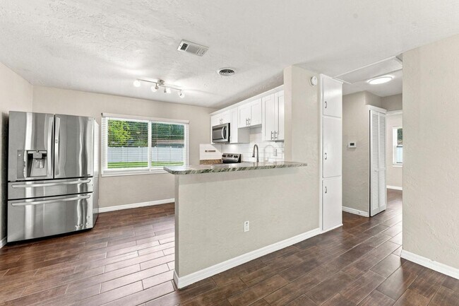 Building Photo - 7235 Orpine Dr N