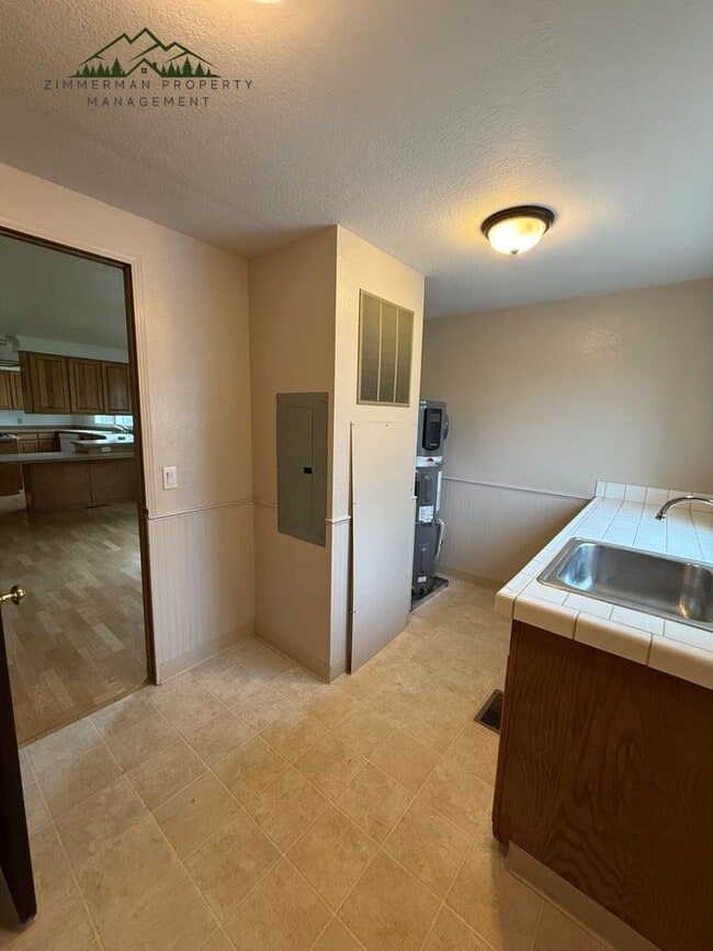 Building Photo - Charming 3-bedroom, 2-bathroom manufacture home located in Cottage Grove