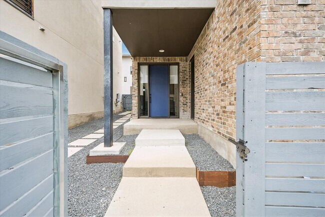 Building Photo - 5006 Pecan Springs Rd