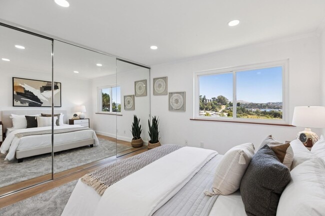 Building Photo - 2 Bedroom, 2 bathroom condo available with spectacular views of Richardson Bay!