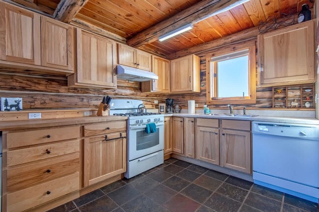 Building Photo - 5077 Pine Dr