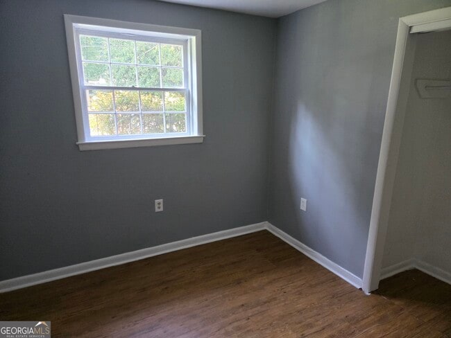 Building Photo - 1387 Town Country Dr SE