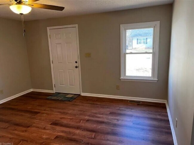 LARGE LIVING ROOM W/ STORAGE - 500 Washington St