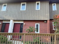 Building Photo - 2 Bed 1.5 Bath Apartment Right There on W ...