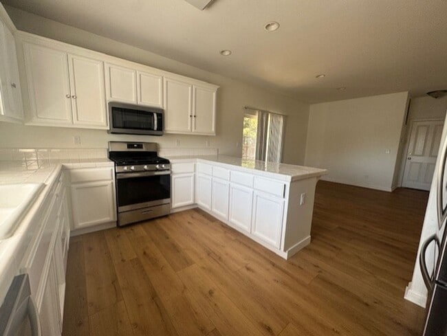 Building Photo - Newly Remodeled and Spacious 4 Bedroom Tow...