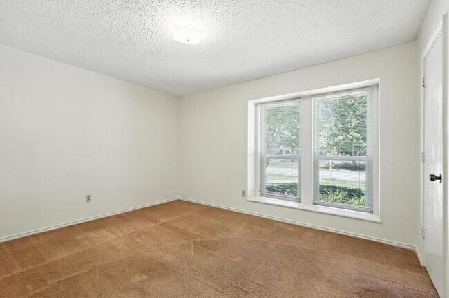 Building Photo - 1506 N Valley Pkwy