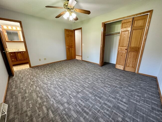 Master bedroom - 12821 Westwood Ln