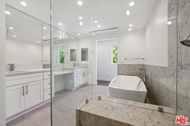Building Photo - 5114 Cedros Ave