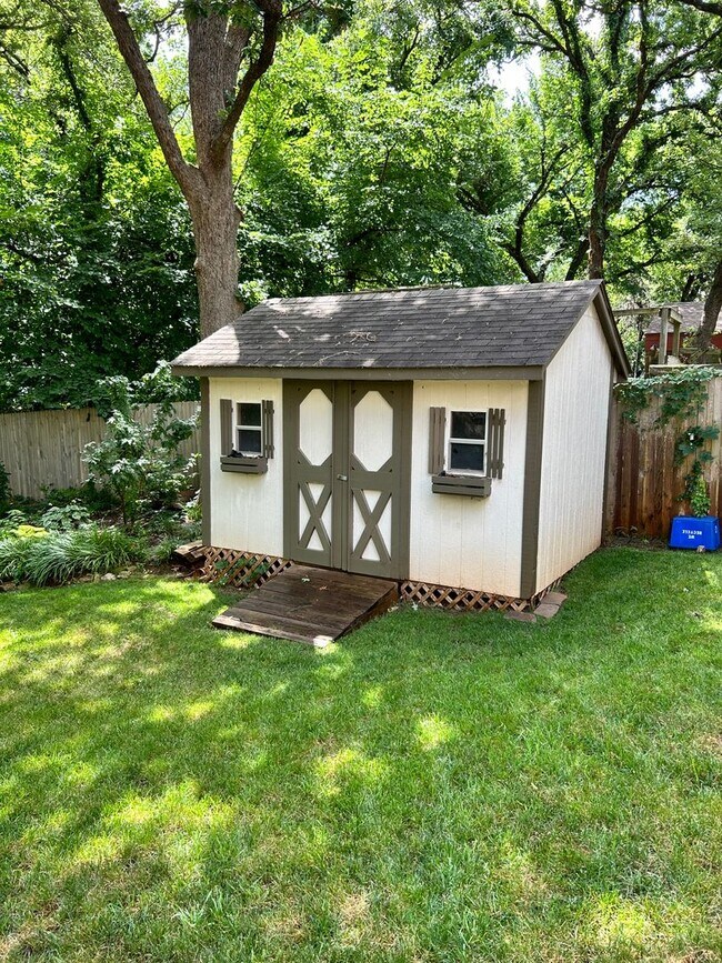 Building Photo - AVAILABLE SEPTEMBER 10TH Charming 4 bed 2....