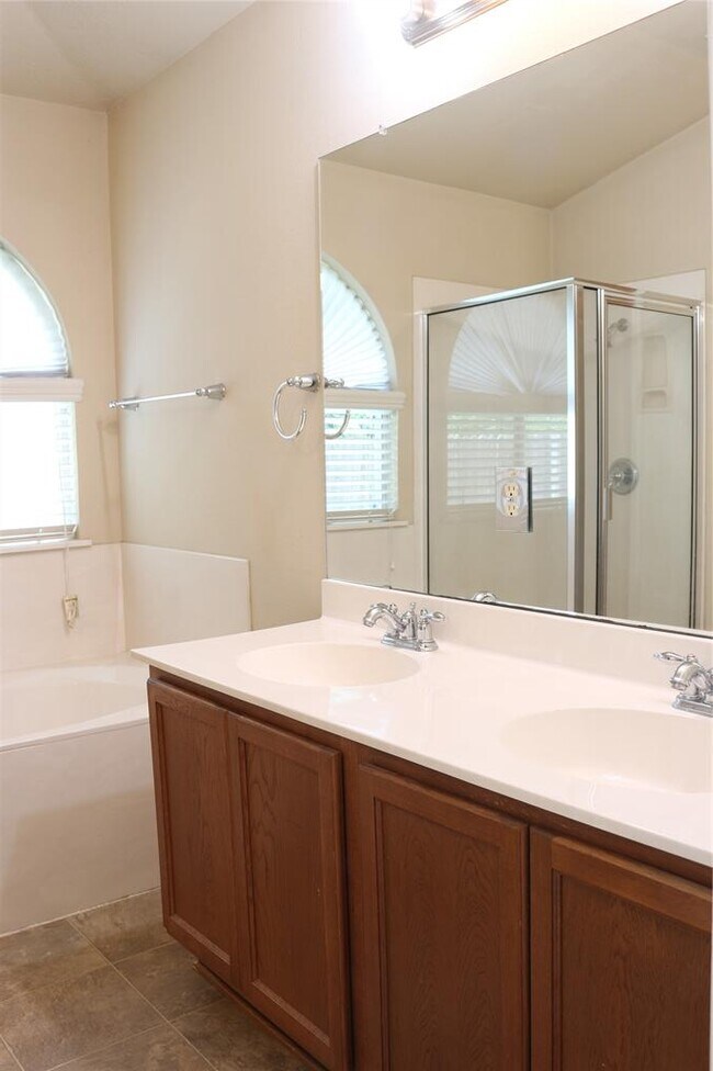 Building Photo - 2855 Shadowpoint Cove