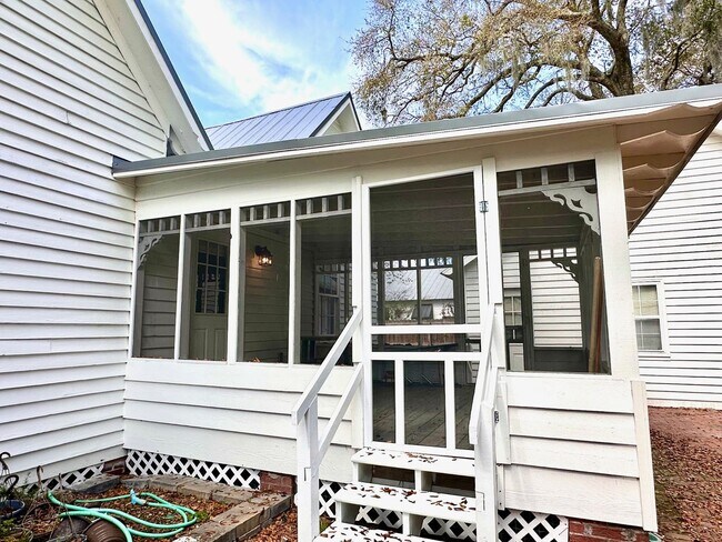 Building Photo - Historic Beauty in the Heart of Downtown Fernandina!