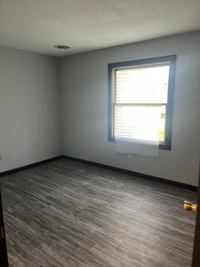 Building Photo - 208 Logan-