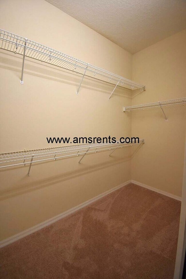 Building Photo - Spacious 5 bedroom home in Hunter Creek