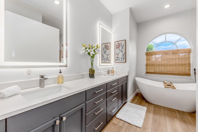 Building Photo - 2501 SW Buena Vista Dr