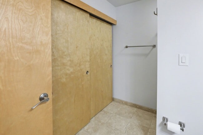 Building Photo - Condo - $1900 Rent - 2 bed