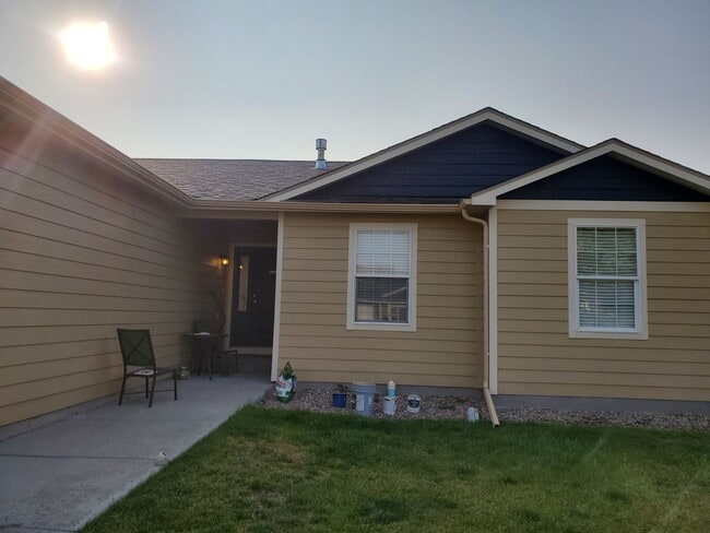 Building Photo - 925 Melody Ln
