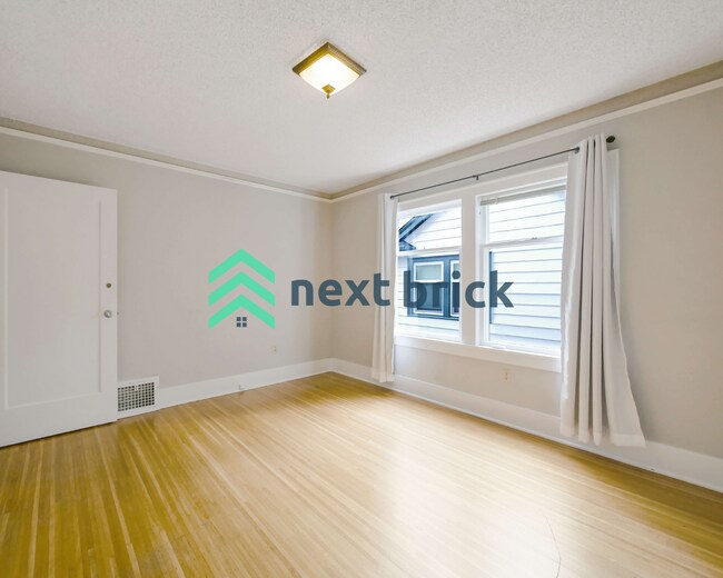 Building Photo - 4 Bed and 3 Bath Queen Anne Craftsman Hous...
