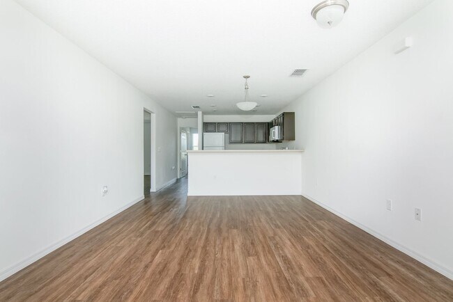Building Photo - MOVE IN BY JUNE 15TH and RECEIVE THE REST ...