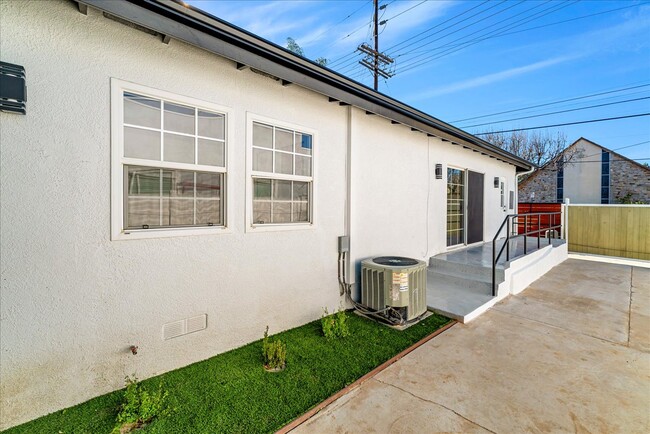 Building Photo - 22057 Vanowen St