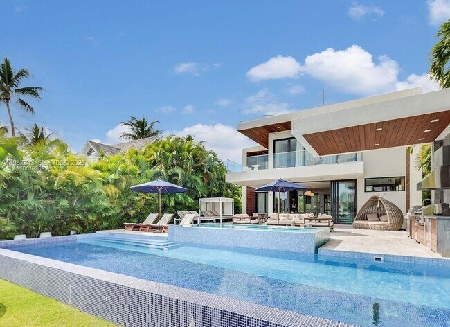 Building Photo - 321 E Dilido Dr