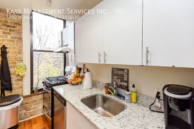 Primary Photo - 1050 W Dickens Ave