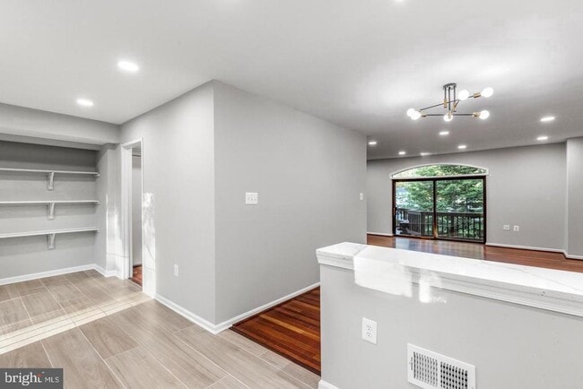 Building Photo - 4921 Sauquoit Ln
