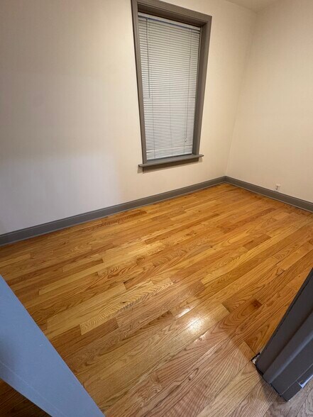 Building Photo - 1809 N Hermitage Ave