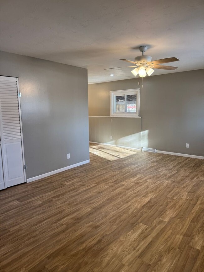 Building Photo - 4br 2bth large sun room and big fenced in backyard