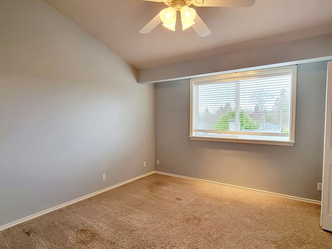 Building Photo - Spacious, bright, 4 bed in Bremerton