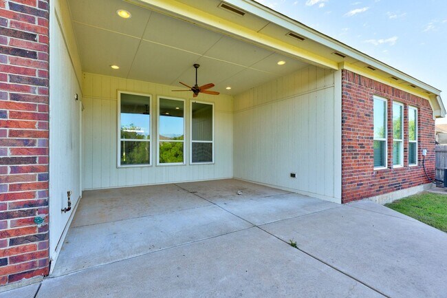 Building Photo - Desirable Home In Valencia Park!