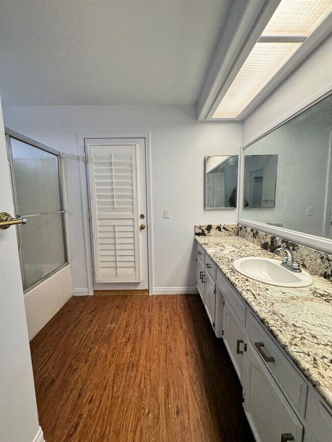 Building Photo - Beautiful 3-Bedroom Home in NW Bakersfield $2,300 rent/deposit !!!!