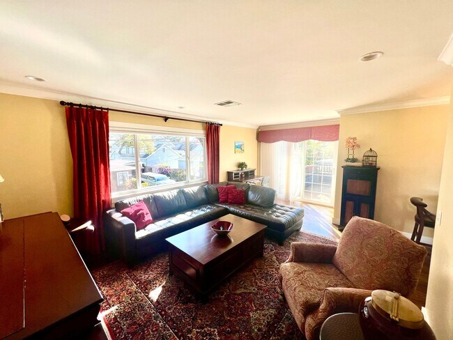 Building Photo - Charming 2 bed 1 bathroom unit in Pacific ...
