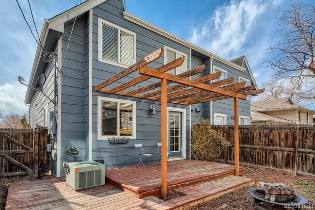 Building Photo - Fantastic 3 bed, 2.5 bath Townhome in Univ...
