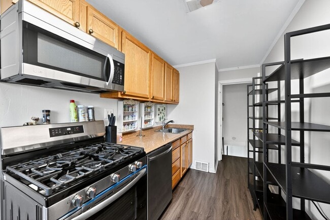 Building Photo - 3 Bedroom, 1 Bath Smart Fully Furnished To...