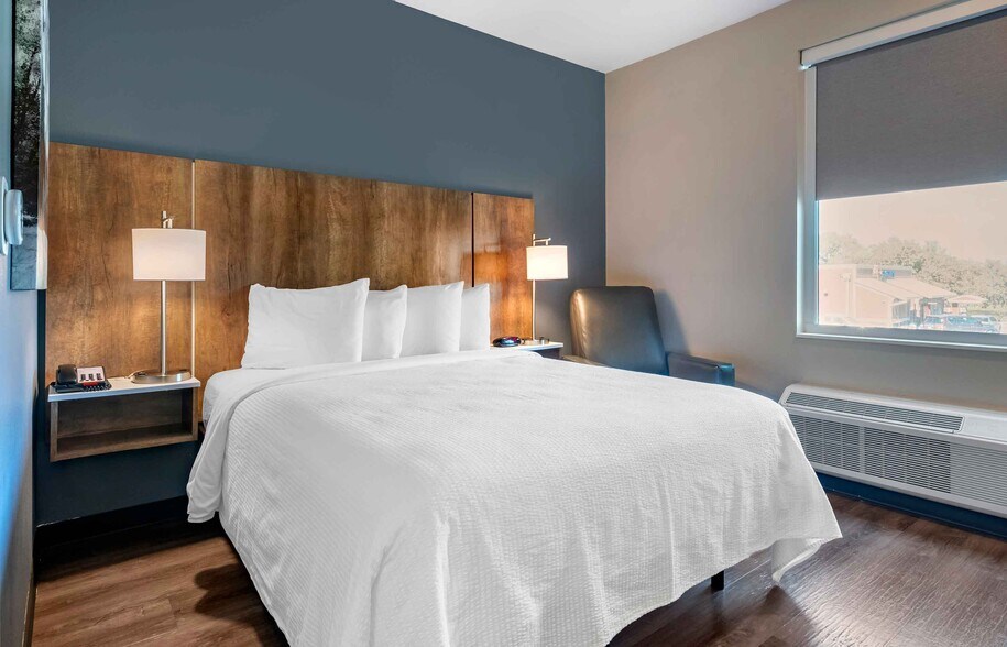 Building Photo - Furnished Studio-Phoenix - Chandler - Airport