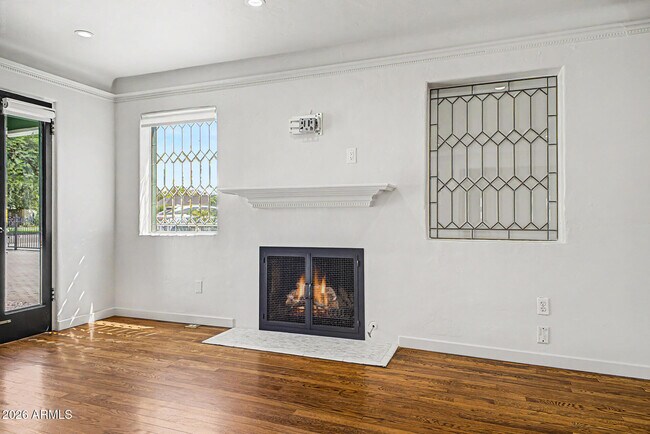 Building Photo - 521 W Mariposa St