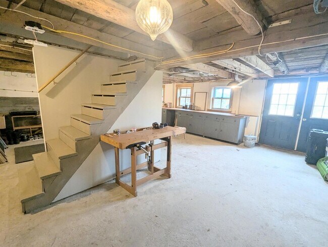 Building Photo - 33 Old Cemetery Rd