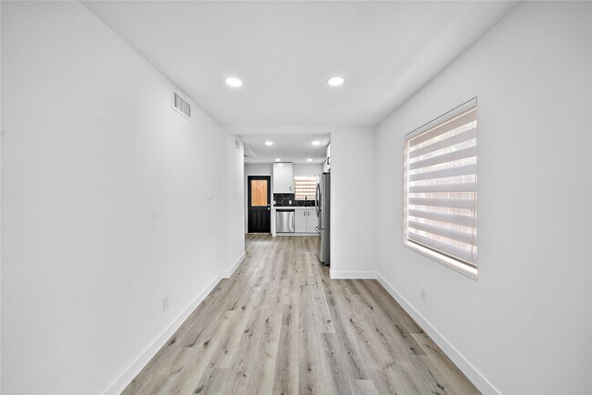 Building Photo - 1106 W Tri Oaks Ln