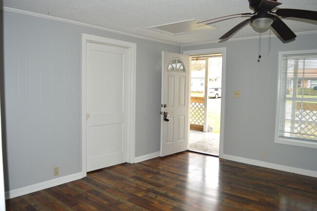 Building Photo - 3 Bedroom 1 Bathroom
