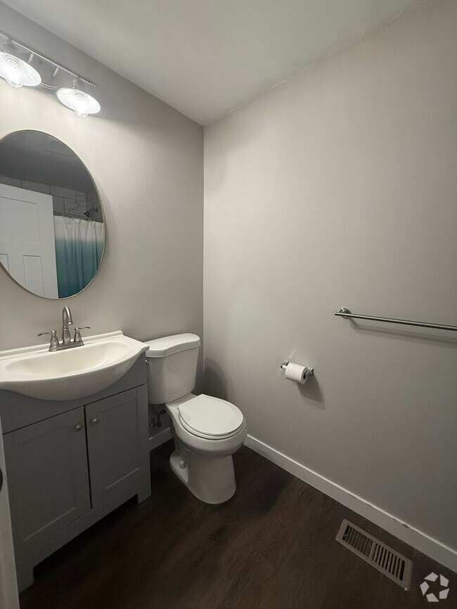 Building Photo - Beautifully renovated Pet Friendly Two Bed...