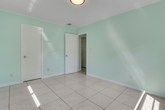 Building Photo - 2145 5th St