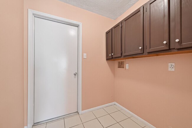 Building Photo - 3210 Kempwood Dr