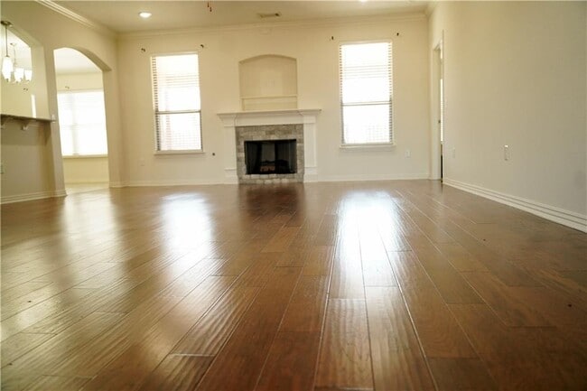 Building Photo - 381 Holly St