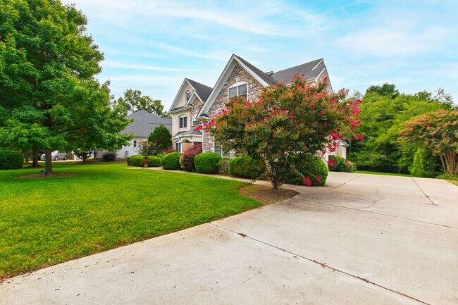 Building Photo - Elegant 5-Bedroom Residence with Luxurious...