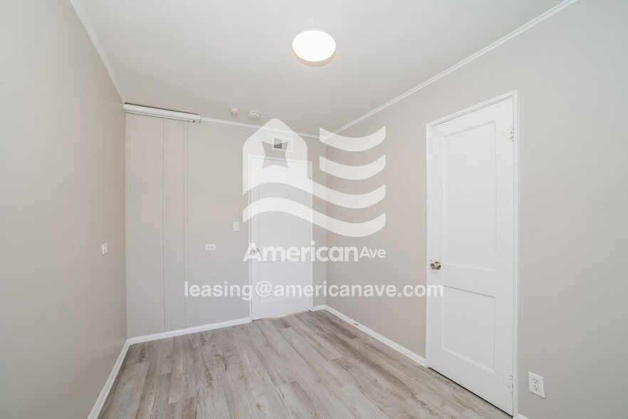 Building Photo - 823 W Bartlett Ct